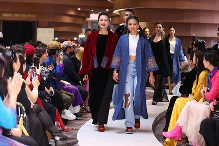 Bộ sưu tập thời trang của nhà thiết kế La Phạm trong sự kiện "Bước chân di sản" . 