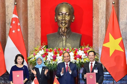 Ký Biên bản ghi nhớ về giáo dục nghề nghiệp giữa Tổng cục Giáo dục nghề nghiệp và Viện Giáo dục Kỹ thuật Singapore dưới sự chứng kiến của Chủ tịch nước Việt Nam Nguyễn Xuân Phúc và Tổng thống Cộng hòa Singapore Halimah Yacob. (Ảnh: Thủy Nguyên)