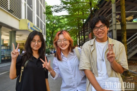 Thí sinh phấn khởi ra khỏi trường thi sau khi hoàn thành bài thi Ngữ văn sáng 28/6. (Ảnh: NHẬT QUANG)