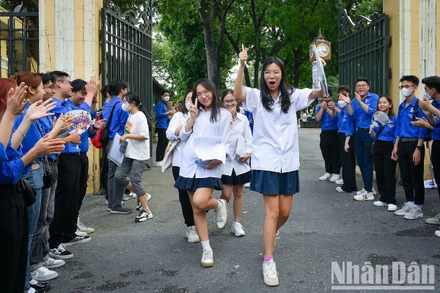 Thí sinh vui tươi rời khỏi trường thi sau khi hoàn thành bài thi Toán. (Ảnh: THÀNH ĐẠT)