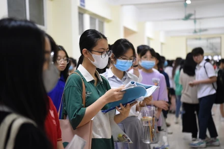 Thí sinh trước giờ vào phòng thi. (Ảnh: NGUYỄN TRANG)