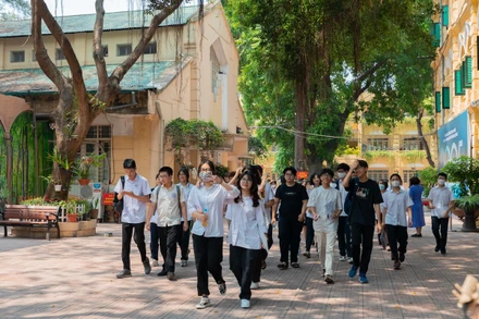 Thí sinh ra về sau khi kết thúc buổi thi. (Ảnh: Trường THPT Việt Đức)