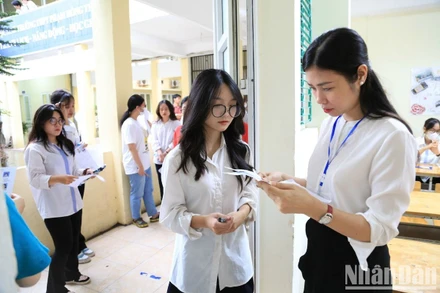 Kiểm tra thông tin thí sinh trước khi vào phòng thi. (Ảnh: THÀNH ĐẠT)