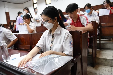 Thí sinh tham dự Kỳ thi vào lớp 10 Trường THPT chuyên Sư phạm (Ảnh: NGUYỄN TRANG)