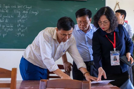 Thứ trưởng Giáo dục và Đào tạo Ngô Thị Minh kiểm tra Điểm thi Trường THPT chuyên Nguyễn Bỉnh Khiêm, tỉnh Quảng Nam.