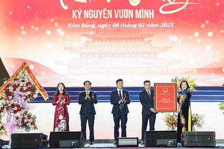 Đồng chí Nguyễn Thị Thanh, Ủy viên Trung ương Đảng, Phó Chủ tịch Quốc hội trao Quyết định của Ủy ban Thường vụ Quốc hội về việc thành lập thị xã Kim Bảng.