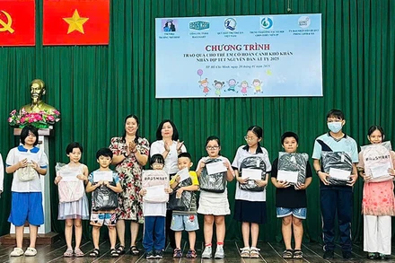 Trung tâm Công tác xã hội-Giáo dục dạy nghề thiếu niên Thành phố, Sở Lao động-Thương binh và Xã hội Thành phố Hồ Chí Minh, tặng quà cho trẻ em có hoàn cảnh đặc biệt, khó khăn nhân dịp Tết Nguyên đán Ất Tỵ 2025. (Ảnh: NFVC)