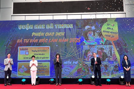 Phiên giao dịch và tư vấn việc làm quận Hai Bà Trưng năm 2025 trong tháng 3 vừa qua. (Ảnh nhandan.vn)