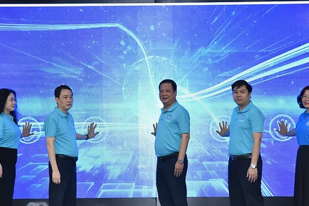 Các đại biểu trong ban tổ chức bấm nút phát động lễ ra quân. (Ảnh HSS)