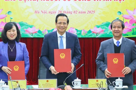 Ba Bộ trưởng bàn giao nhiệm vụ quản lý nhà nước một số lĩnh vực lao động, người có công và xã hội. (Ảnh Molisa)