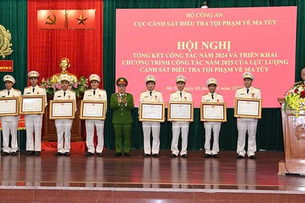 Thừa ủy quyền của Chủ tịch nước, Thứ trưởng Công an Nguyễn Văn Long trao Huân chương Chiến công tặng các các nhân, vì đã có thành tích xuất sắc trong phòng, chống tội phạm ma túy. (Ảnh: HUY HÀ)