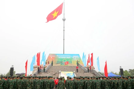 Lá cờ đỏ sao vàng tung bay trên Kỳ đài Hiền Lương.