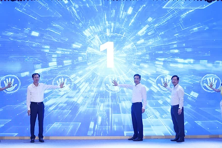 Các đại biểu nhấn nút phát động lễ ra quân.