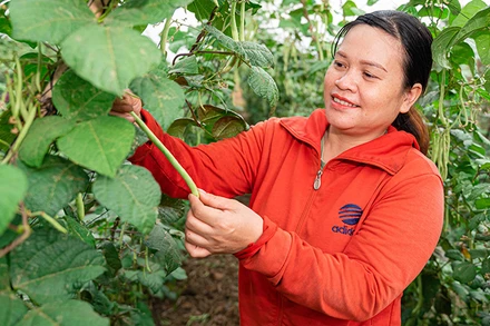Phụ nữ tham gia chương trình “She Feeds the World”. (Ảnh: CARE)