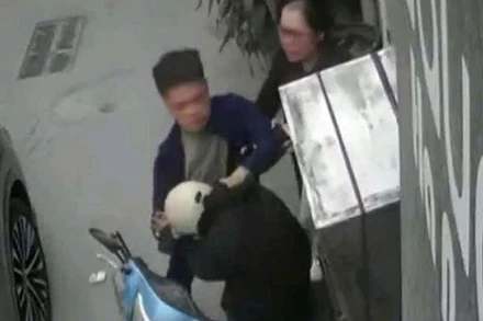 Tài xế ô-tô đánh tới tấp nam shipper sau va chạm giao thông. (Ảnh cắt từ clip)