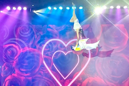 Một tiết mục biểu diễn trên sân khấu vuông. (Ảnh: TRANG ANH)