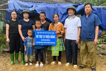 Quỹ Bảo trợ trẻ em Việt Nam trao hỗ trợ gia đình có trẻ em bị tử vong và ảnh hưởng bởi bão số 3 ở xã Suối Giàng, huyện Văn Chấn, tỉnh Yên Bái, tháng 9/2024. (Ảnh NFVC)