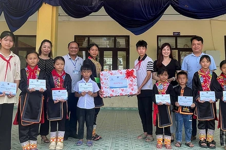 Dự án "Gói mì hạnh phúc" trao học bổng cho trẻ em cảnh khó khăn Trường tiểu học và trung học cơ sở Đồn Đặc, xã Đồn Đặc, huyện Ba Chẽ, tỉnh Quảng Ninh. (Ảnh: NFVC)