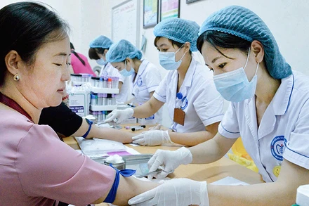 Lấy máu để xét nghiệm đường huyết tại Bệnh viện Nội tiết Trung ương. (Ảnh nhandan.vn)