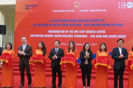 Các đại biểu cắt băng khánh thành Ngôi nhà Ánh Dương tại Hòa Bình. (Ảnh: NGÂN ANH)