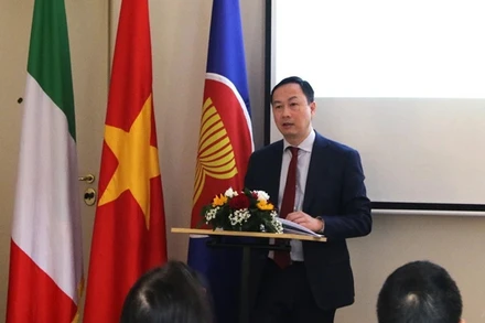 Đại sứ Việt Nam tại Italia Dương Hải Hưng phát biểu tại lễ kỷ niệm. (Ảnh: Trường Dụy/TTXVN)