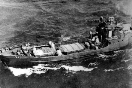 Trong kháng chiến chống Mỹ, thực hiện “Đánh địch mà đi, mở đường mà tiến”, với tinh thần “tất cả vì miền nam thân yêu”, những con tàu “Không số” của Hải quân nhân dân Việt Nam đã xuyên qua bão dông, vượt qua bao cuộc vây ráp của kẻ thù, chuyên chở hàng vạn tấn vũ khí, trang thiết bị và hàng nghìn lượt cán bộ, chiến sĩ từ miền Bắc vào chi viện cho chiến trường lớn miền nam, tạo nên huyền thoại “đường mòn Hồ Chí Minh” trên Biển Đông. (Ảnh: Tư liệu/TTXVN)