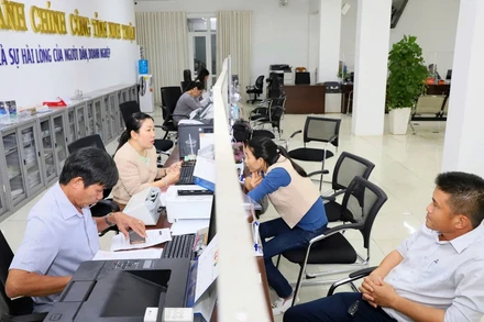 Cán bộ Trung tâm Phục vụ hành chính công tỉnh Ninh Thuận giải quyết thủ tục hành chính cho người dân. (Ảnh NGUYỄN TRUNG)
