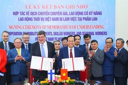 Bộ trưởng Lao động-Thương binh và Xã hội Đào Ngọc Dung cùng Bộ trưởng Việc làm, Bộ Kinh tế và Việc làm Phần Lan Arto Olavi Satonen tại lễ ký kết. (Ảnh: Molisa)