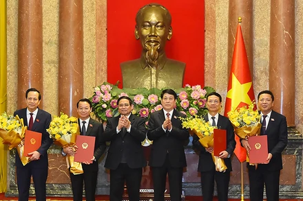 Chủ tịch nước Lương Cường, Thủ tướng Phạm Minh Chính chúc mừng các đồng chí: Trần Hồng Minh, Bộ trưởng Xây dựng; Nguyễn Mạnh Hùng, Bộ trưởng Khoa học và Công nghệ; Đỗ Đức Duy, Bộ trưởng Nông nghiệp và Môi trường; Đào Ngọc Dung, Bộ trưởng Dân tộc và Tôn giáo, tại lễ công bố và trao quyết định của Chủ tịch nước bổ nhiệm các Phó Thủ tướng Chính phủ và Bộ trưởng nhiệm kỳ 2021-2026. ngày 18/2/2025. (Ảnh THỦY NGUYÊN)