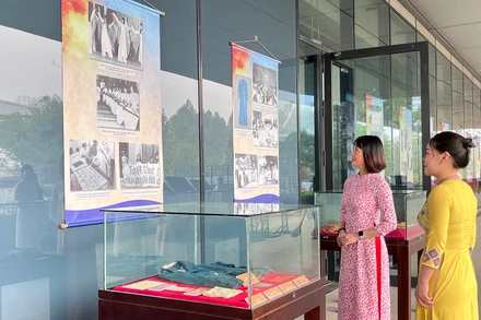 Hơn 100 hình ảnh, tư liệu hiện vật được trưng bày tại triển lãm. (Ảnh: THU TRANG)