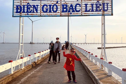 Du khách tham quan Nhà máy điện gió Bạc Liêu.