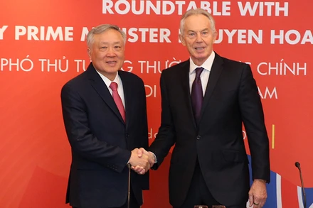 Phó Thủ tướng Thường trực Chính phủ Nguyễn Hòa Bình và nguyên Thủ tướng Anh Tony Blair. (Ảnh: VGP)