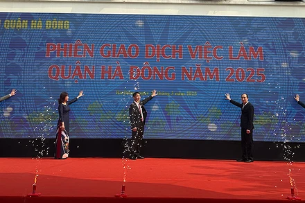 Khai mạc Phiên giao dịch việc làm Quận Hà Đông. (Ảnh: THU DUYÊN) 