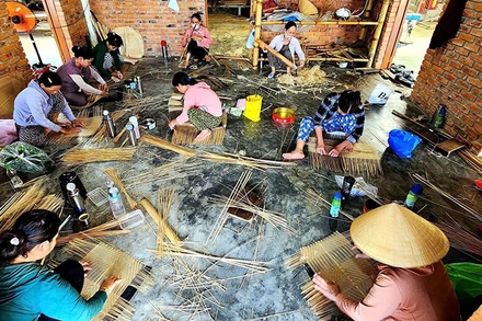 Làng đan lát Bao La (xã Quảng Phú, huyện Quảng Điền, thành phố Huế) tạo công ăn việc làm ổn định cho nhiều lao động địa phương