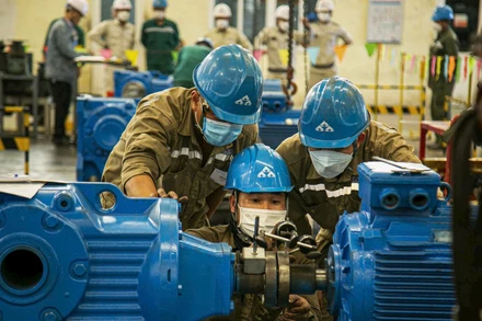 Kỹ sư công ty Thép Hòa Phát lắp đặt thiết bị, máy móc cho dây chuyền sản xuất thép.