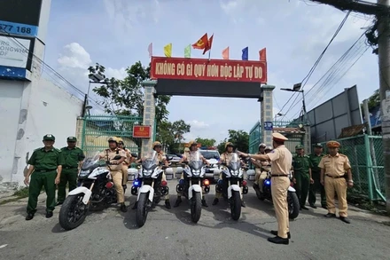 [Video] Hạn chế giao thông qua khu vực thi công khán đài phục vụ Lễ kỷ niệm 50 năm Ngày Giải phóng miền Nam