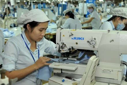 Doanh nghiệp chỉ yên tâm đầu tư, sản xuất kinh doanh khi những khó khăn, bất cập được gỡ bỏ. Ảnh: HẢI NAM