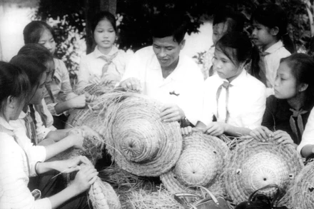 Những ngày ấy, người già, phụ nữ, mấy vạn trẻ em mũ rơm đội đầu rời khỏi thành phố về các làng ven đô và các tỉnh xa, để Hà Nội quyết chiến đấu. Ảnh tư liệu