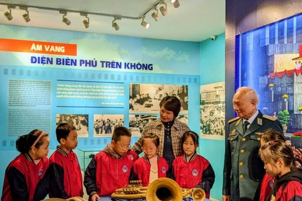 Trung tướng Nguyễn Văn Phiệt trò chuyện với học sinh Trường tiểu học Phương Mai tại Bảo tàng Lịch sử Quân sự Việt Nam. Ảnh: ĐÔNG PHONG