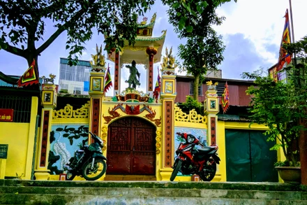 Tượng Đức Thánh Trần trên nóc tam quan Sơn Hải linh từ.