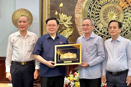 Đồng chí Vương Đình Huệ tặng quà lưu niệm các đồng chí lãnh đạo chủ chốt tỉnh Bạc Liêu. (Ảnh TRỌNG DUY)