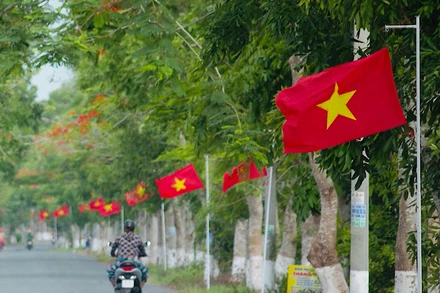 Một buổi sáng sớm đầu mùa Thu 2024 tại "Đường cờ Tổ quốc" ở xã Châu Thới, huyện Vĩnh Lợi (Bạc Liêu). (Ảnh: TIẾN LUẬN)