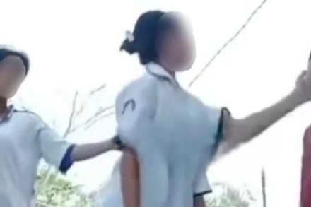 Hình ảnh nữ sinh ở huyện Hồng Dân (Bạc Liêu) bị đánh hội đồng cắt từ video đang lan tràn trên mạng xã hội.