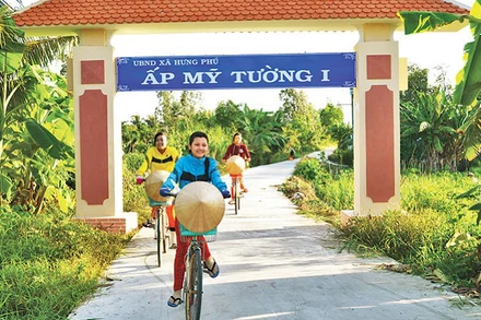 Đường về xã vùng sâu Hưng Phú (Phước Long, Bạc Liêu) hôm nay. (Ảnh TRỌNG DUY)