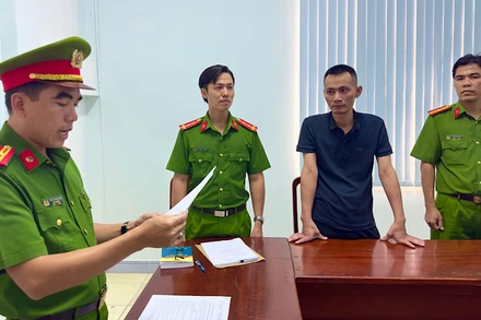 Cơ quan Cảnh sát điều tra Công an tỉnh Bạc Liêu tống đạt quyết định khởi tố, bắt tạm giam bị can Lê Trọng Bằng. (Ảnh: Trọng Thức)