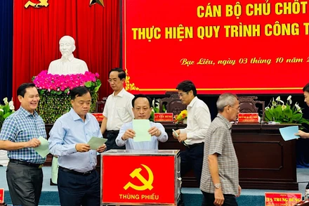 Các đồng chí lãnh đạo chủ chốt tỉnh Bạc Liêu tham gia bỏ phiếu bầu bổ sung Ủy viên Ban Chấp hành và Ban Thường vụ Tỉnh ủy. (Ảnh: TRỌNG DUY)