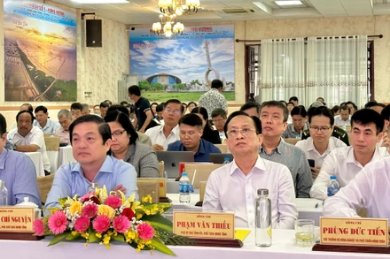 Lãnh đạo Bộ Nông nghiệp và Phát triển nông thôn, Ủy ban nhân dân tỉnh Bạc Liêu dự, chủ trì hội nghị. Ảnh: TRỌNG DUY.