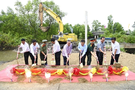 Các đồng chí lãnh đạo Tỉnh ủy, Ủy ban nhân dân tỉnh Bạc Liêu và huyện Đông Hải tại buổi lễ Tết quân-dân ở xã Định Thành A. (Ảnh: VĂN ĐÔNG)