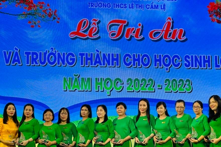 Trường THCS Lê Thị Cẩm Lệ (TP Bạc Liêu) luôn quan tâm động viên, khích lệ những giáo viên có thành tích giảng dạy. (Ảnh Trọng Duy)