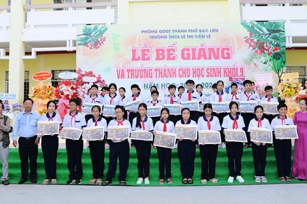Nhiều giáo viên, học sinh xuất sắc tại Bạc Liêu rất vui mừng được trao tặng tranh panorama "Chiến thắng Điện Biên Phủ".